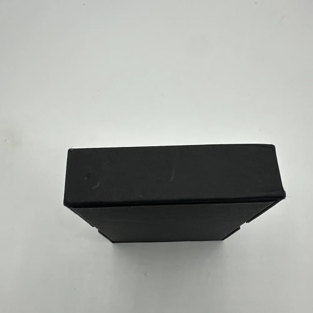 Minimalist Wallet Black New In Box With Extra Straps.